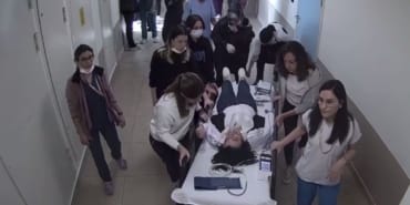 Yine sağlıkta şiddet: Doktora makas ve su ısıtıcısıyla saldırdı - Son Dakika Türkiye Haberleri 5 E88tyjhe8kqpXNWFxDsN8Q.jpg