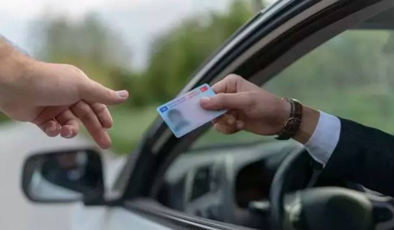 eski-surucu-belgeleri-gecersiz-sayilacak-ehliyet-yenileme-son-tarih-ne-zaman-17317853323996