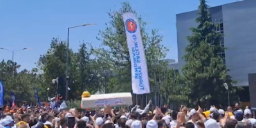 TÜRK-İŞ’e bağlı işçiler, düşük zam teklifine tepki olarak Maliye Bakanlığı önüne tabut bıraktı ve hükümetin teklifini protesto etti. 5 253186