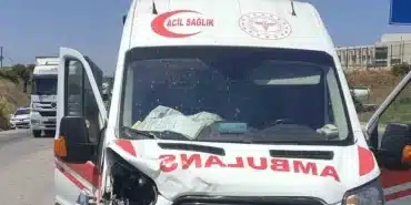 ambulans-otomobile-arkadan-carpti-1-saglik-calisani-yaralandi