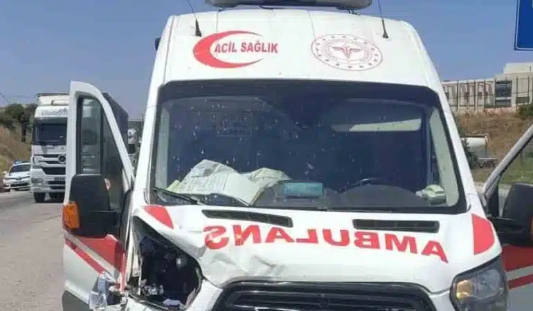 ambulans-otomobile-arkadan-carpti-1-saglik-calisani-yaralandi