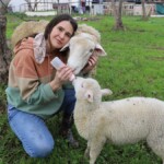 Acil-serviste-hastalara-ciftlikte-hayvanlara-sifa-dagitiyor