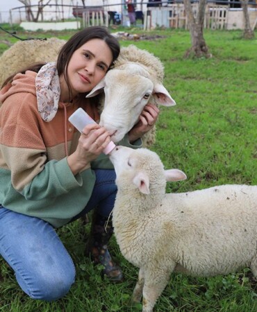 Acil-serviste-hastalara-ciftlikte-hayvanlara-sifa-dagitiyor