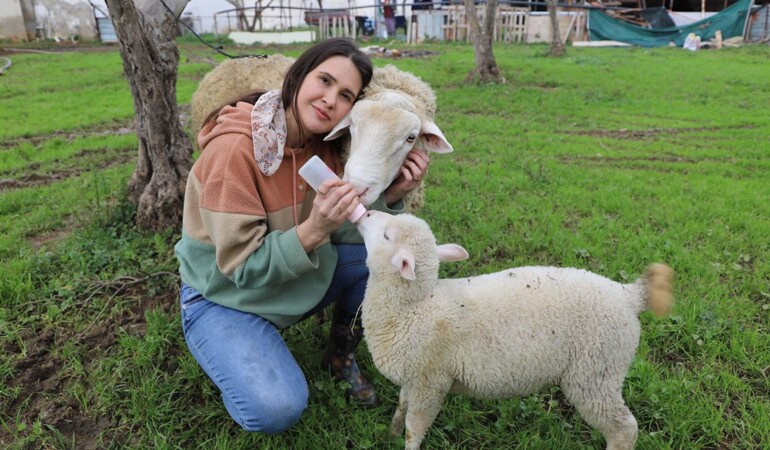 Acil-serviste-hastalara-ciftlikte-hayvanlara-sifa-dagitiyor