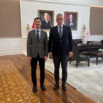 Bakan Memişoğlu, Kamu Hastaneleri Genel Müdürü Demirkol’u Kabul Etti 11 Sağlık Bakanı Prof. Dr. Kemal Memişoğlu, Kamu Hastaneleri Genel Müdürlüğü görevine atanan Doç. Dr. Muhammed Emin Demirkol’u makamında kabul etti.