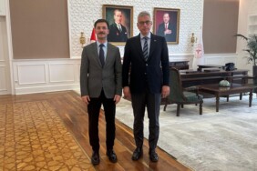 Bakan Memişoğlu, Kamu Hastaneleri Genel Müdürü Demirkol’u Kabul Etti 19 Sağlık Bakanı Prof. Dr. Kemal Memişoğlu, Kamu Hastaneleri Genel Müdürlüğü görevine atanan Doç. Dr. Muhammed Emin Demirkol’u makamında kabul etti.