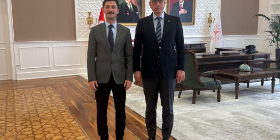 Bakan Memişoğlu, Kamu Hastaneleri Genel Müdürü Demirkol’u Kabul Etti 39 Sağlık Bakanı Prof. Dr. Kemal Memişoğlu, Kamu Hastaneleri Genel Müdürlüğü görevine atanan Doç. Dr. Muhammed Emin Demirkol’u makamında kabul etti.