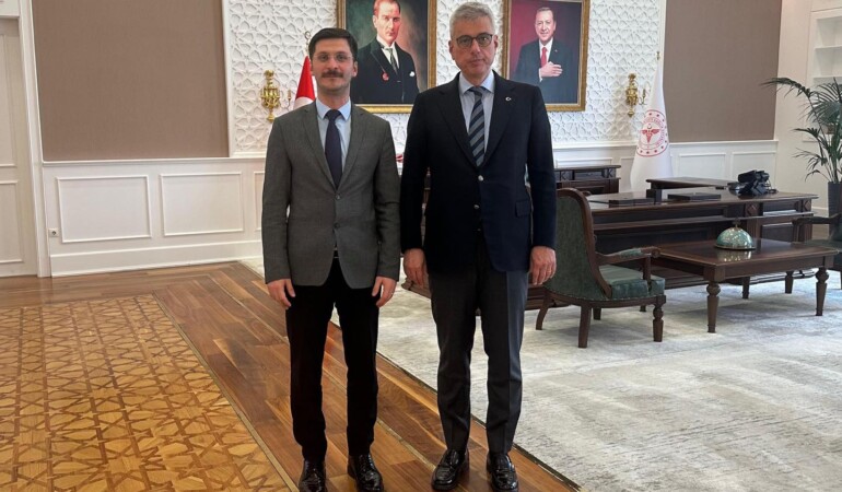 Bakan Memişoğlu, Kamu Hastaneleri Genel Müdürü Demirkol’u Kabul Etti 1 Sağlık Bakanı Prof. Dr. Kemal Memişoğlu, Kamu Hastaneleri Genel Müdürlüğü görevine atanan Doç. Dr. Muhammed Emin Demirkol’u makamında kabul etti.